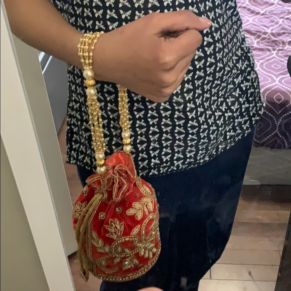 clutch  ( small bag)